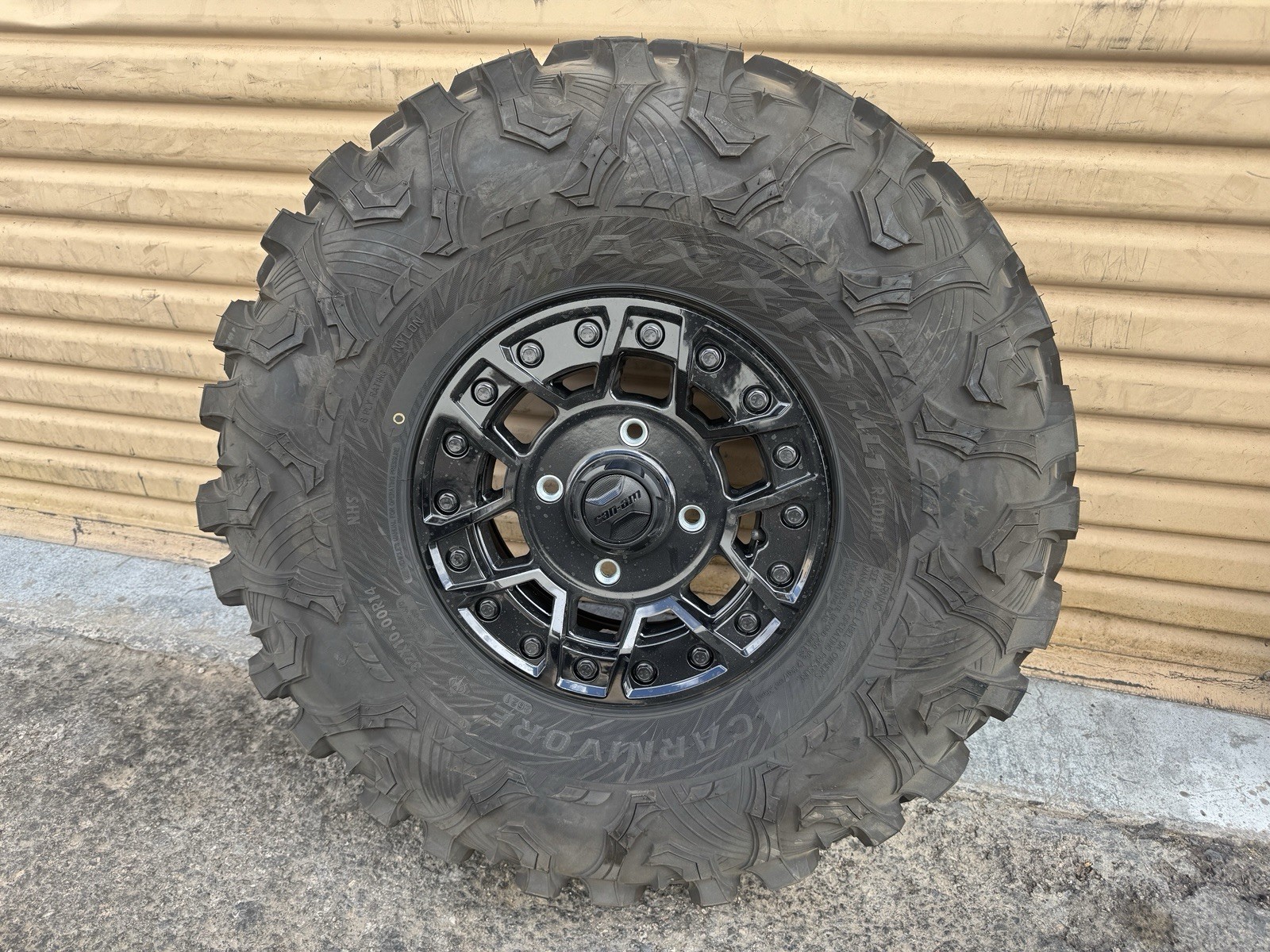 CAN AM MAVERICK X3 WHEEL TIRE 32x10x14 BEADLOCK MAXXIS CARNIVORE (1) 2022-2024.
